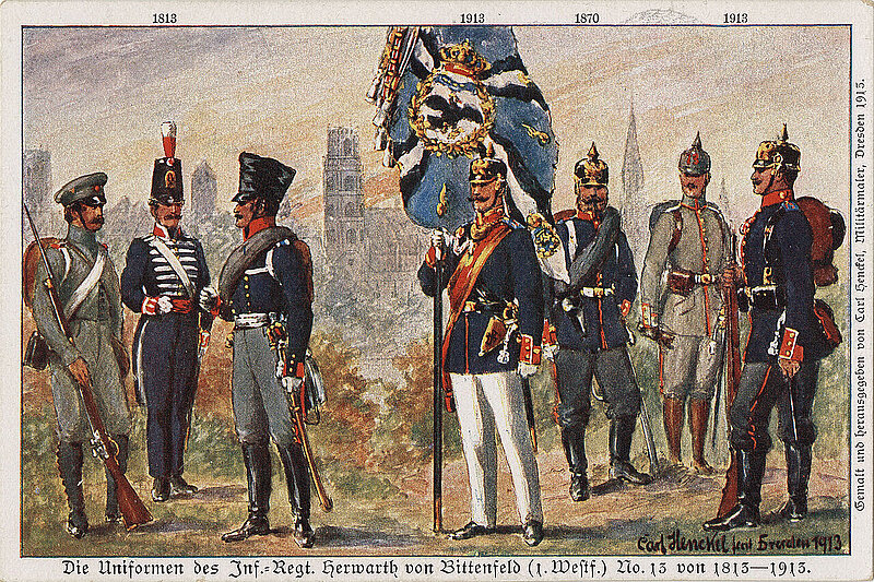 Die Uniformen des Infanterie Regiments Nr. 13 in einer Zeichnung nebeneinander dargestellt. Darüber stehen die jeweiligen Jahreszahlen.