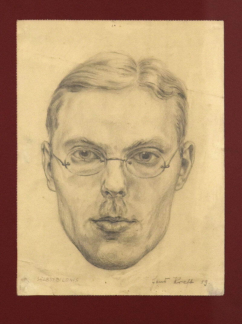 Zeichnung eines Männergesichts mit kurzen Haaren, Brille und kleinem Bart unte der Nase (Gasmaskenbart)