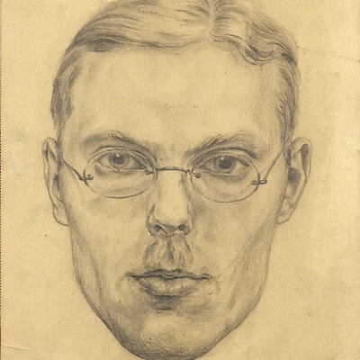 Zeichnung eines Männergesichts mit kurzen Haaren, Brille und kleinem Bart unte der Nase (Gasmaskenbart)