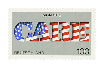 Briefmarke in Grau, auf der die Buchstaben CARE in der Optik der Flagge der USA abgebildet ist. Text: "50 Jahre Care Deutschland" Wert: 100 Pfennig