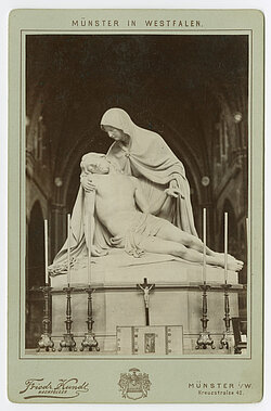Schwarzweißfoto: Maria mit dem vom Kreuz abgenommenen Jesus in einer Kirche.
