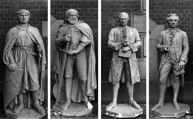 Vier Schwarzweißbilder von Statuen. Links zwei Ritter, rechts zwei Männer in der typischen Kleidung des 19. Jahrhunderts.