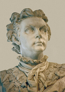 Detailaufnahme einer Statue von König Ludwig II. Kopf und Hals sind zu erkennen.