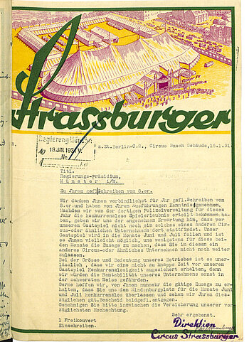 Brief auf Briefpapier des Circus Strassburger. Das obere Drittel der Seite ist mit einer bunten Darstellung des Zirkuszeltes und dem Wort Strassburger in Grün gestaltet. Darunter folgt Text in Maschienenschrift.