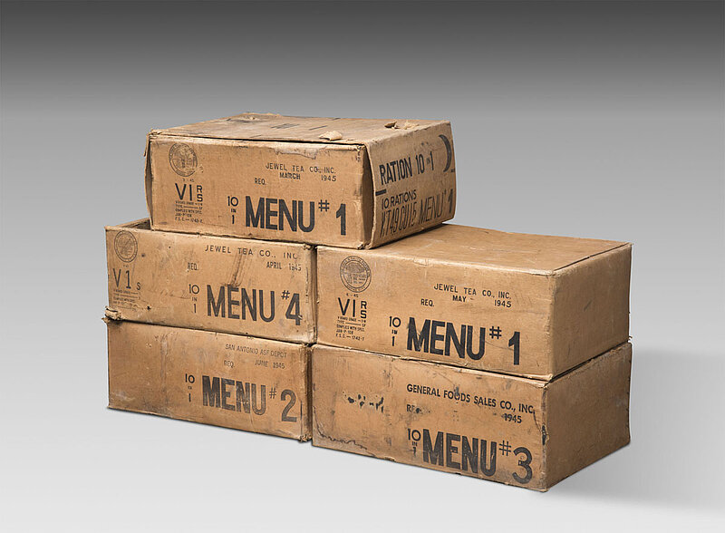 Fünf Kartons auf denen Menu#1 bis Menu#4 steht. 