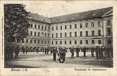 Schwarzweißfoto auf einer Postkarte. Soldaten in Uniform beim Sport auf den Kasernenhof.
