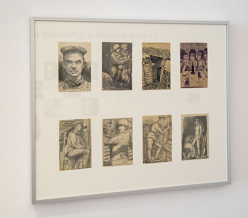 Acht Postkarten mit schwarzweiß Zeichnungen in einem Rahmen. Alle zeigen Szenen aus dem ersten Weltkrieg.