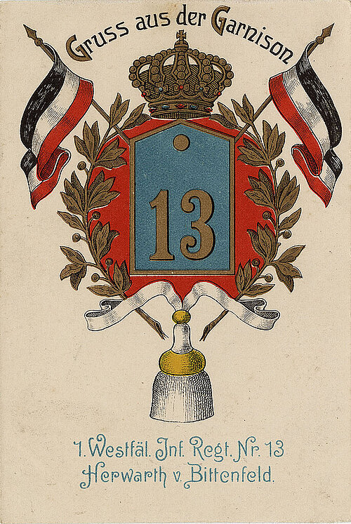 Postkarte mit dem gezeichneten blauroten Emblem des Infanterie Regiments Nr. 13. Text: Gruss aus der Garnison - 13 - 1. Westfäl. Inf. Regt. Nr. 13 - Herwarth v. Bittenfeld. 