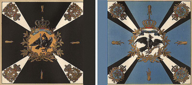Nebeneinander zwei Fahnen des Regiments. Links schwarz mit weißem Andreaskreuz und Adler auf Gold in der Mitte. Rechts blau mit schwarzweißem Andreaskreuz und Adler auf weiß in der Mitte.