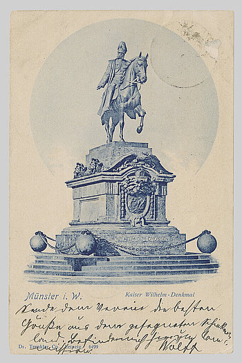 Postkarte mit der Zeichnung des Reiterstandbildes von vorn. Das Perd von Kaiser Wilhelm I. steht auf drei Beinen auf einem massiven Sockel, der von einer Kette umgeben ist. 